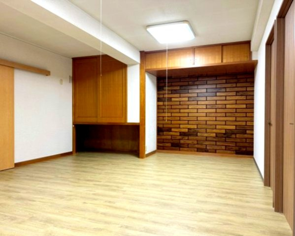 甲山グリーンハイツの居間・リビング|オープンでのびやかな空間を生み出す、こだわりの広がりとゆとり。家族と過ごす時間を大切にしたい方にぴったりの明るくゆとりある住空間です。
