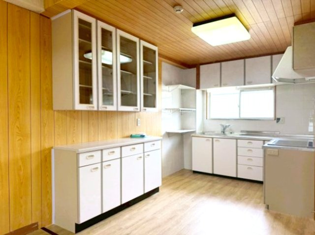 甲山グリーンハイツのキッチン|収納たっぷりなので調理器具や調味料も出し入れしやすいですね。
