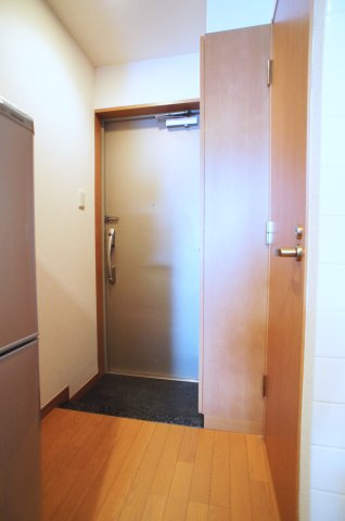 スカイコート駒沢大学の玄関
