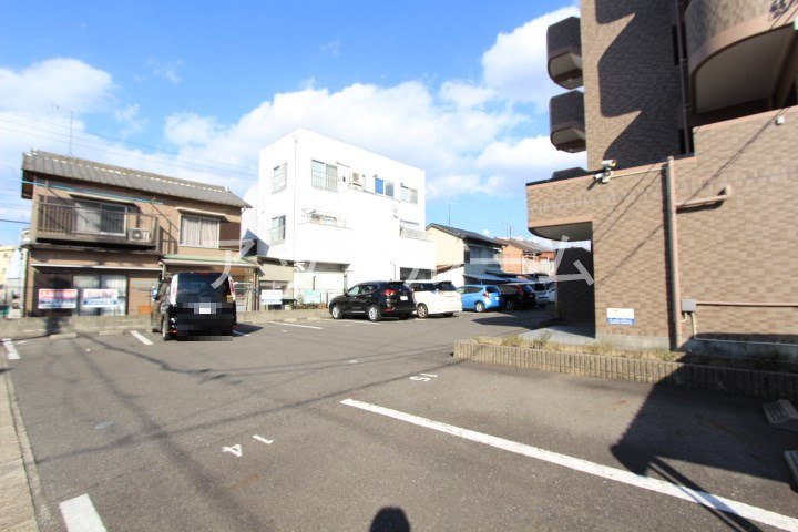プリミエールNYOIの駐車場