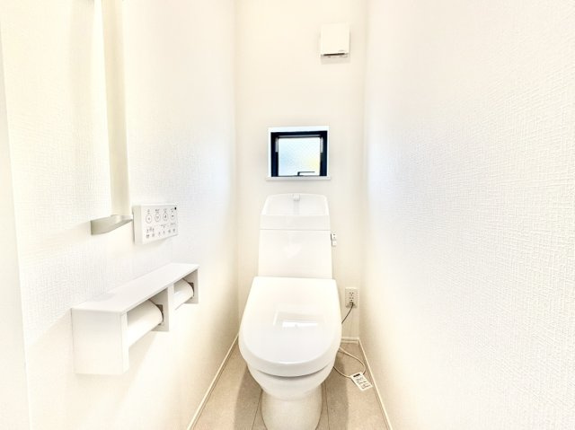 魚崎南町6丁目新築戸建B号棟のトイレ|3階の居室近くにあるため、就寝時やテレワーク中もスムーズに利用できるのが魅力。小窓からは優しい光が差し込み、明るく圧迫感のない空間に仕上がっています。住む人の快適性をとことん考えた新築住宅です。