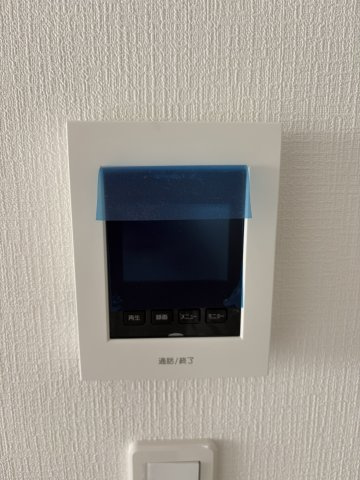 魚崎南町6丁目新築戸建B号棟の防犯設備|防犯面に配慮したTVモニター付きインターホンを標準装備。家事や育児の最中でも、室内から安全に来客の顔を確認して応対できます。お子様の留守番時や防犯対策にも心強い、新築ならではの安心のセキュリティです。