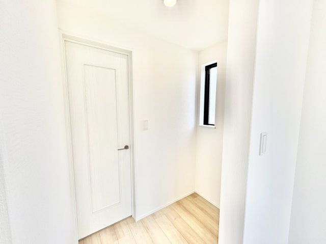 魚崎南町6丁目新築戸建B号棟のその他|主寝室とフリールームを繋ぐこのスペースは、一般的な通路よりも幅を持たせています。スリット窓の下や壁沿いのスペースを活かして、お気に入りのチェストやスリムなオープンラックを置くことも可能です。