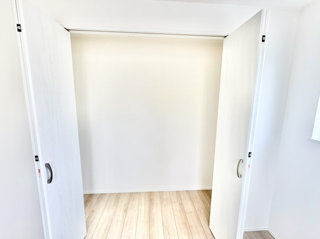 魚崎南町6丁目新築戸建B号棟の収納|使いやすさにこだわったクローゼットです。デッドスペースになりがちな両端までしっかり手が届き、かさばるお布団やスーツケース、季節物の家電などの出し入れも可能です。
お洋服の衣替えもスムーズに行えます。