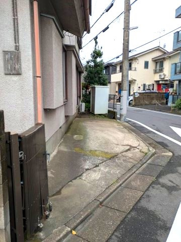 末原貸家の駐車場
