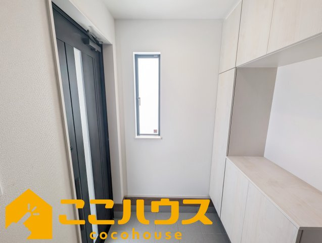 南城市玉城富里　新築戸建て　全2棟　B号棟の玄関|【施工例】※同施工の別物件写真