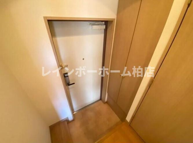 特典：仲介手数料が無料です!!の玄関|明るい玄関です