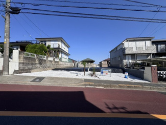 【前面道路含む現地写真】 | 建築条件無し売地　最終1区画 | 全2区画を撮影。今回販売は向かって左手のA区画です。