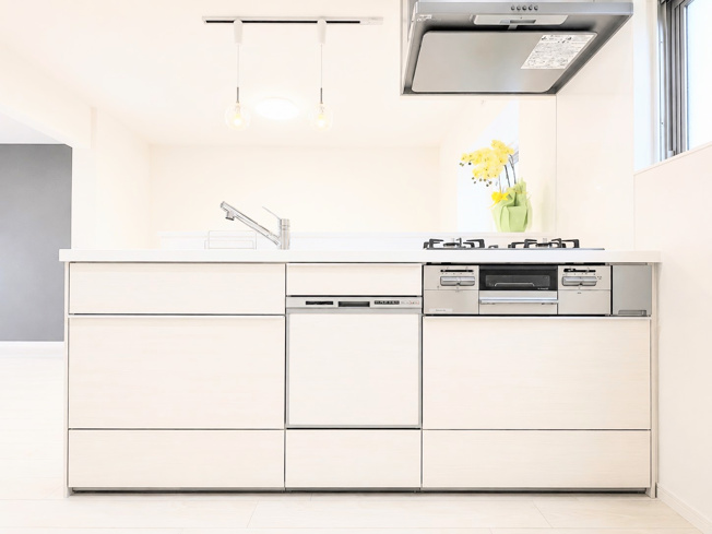 【キッチン】 | 上中里団地33号棟　バス停まで約2分/フルRenovation物件/ペット飼育可 | ◆キッチンからダイニングやリビングが見渡せるキッチン。料理をしながら家族とコミュニケーションをとれるだけでなく、大きな開放感も得られることができます。