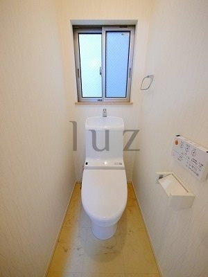 南軽井沢戸建のトイレ|温水洗浄便座完備です。