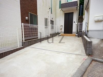 南軽井沢戸建の駐車場|敷地内駐車場完備！幅2380長4500。