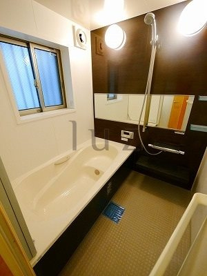 南軽井沢戸建の浴室|追い焚き機能付きの広いバスルームです。