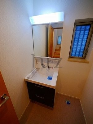 南軽井沢戸建の洗面所|独立洗面台完備です。