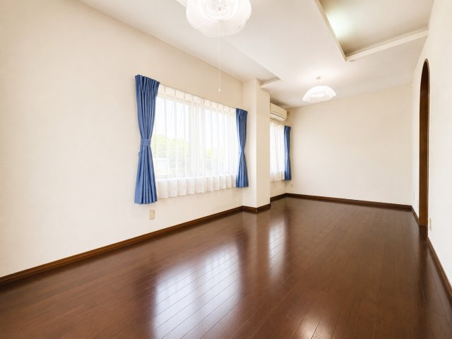 千種区東山元町4丁目戸建の洋室|CG加工により私物等を消去しております。現況と異なる場合がございますので、現地にてご確認ください。