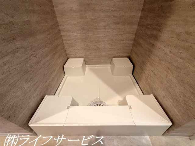 【洗面所】 | レジオンパークス千舟公園 | 洗濯パンは掃除がしやすいかさ上げタイプです！