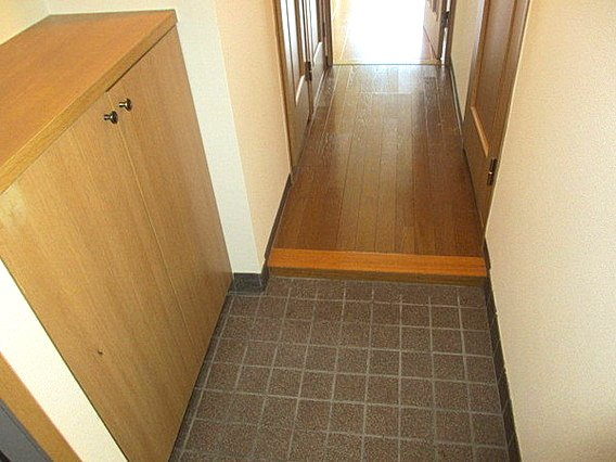 アミーグランコート三宮の玄関