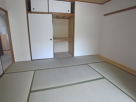 シャムロックコート西岡本の和室
