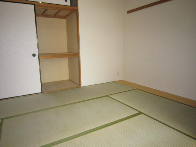 シャムロックコート西岡本の和室