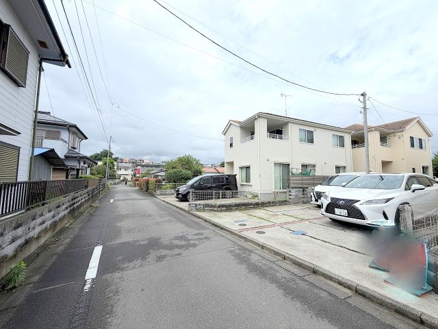 あきる野市引田　中古戸建の前面道路含む現地写真