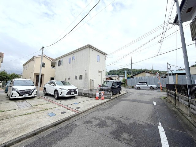 あきる野市引田　中古戸建の前面道路含む現地写真