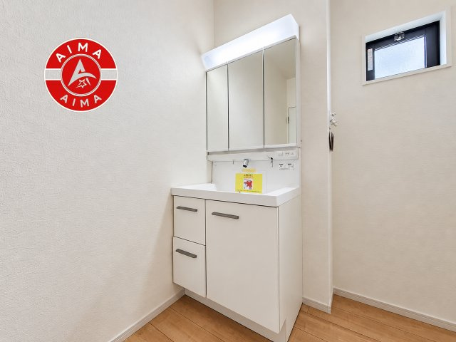 福岡市南区桧原1丁目第2-1棟（1号棟）　の独立洗面台|毎日使うものだから清潔な空間を保ちたい水回り。洗面にはそんな願いを解消させてくれる収納アイデアが満載です。三面鏡の裏側にはキャビネットが現れ小物から背の高い物まで収納できます。