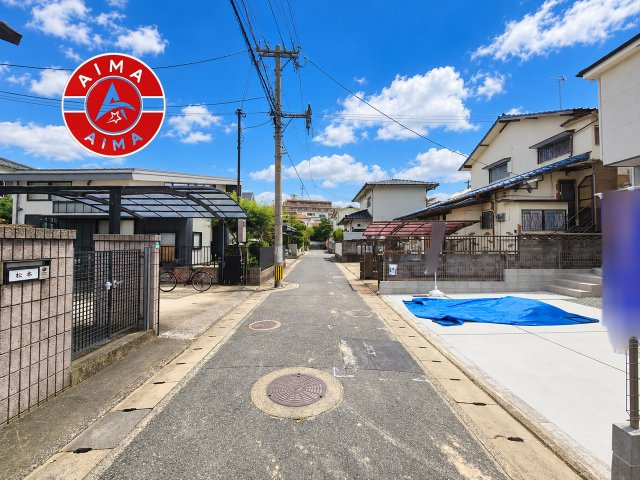 福岡市南区桧原1丁目第2-1棟（1号棟）　の前面道路含む現地写真|前面道路は閑静な住宅地をはしる車通りの少ない道路。お車の出し入れが苦手なママや小さなお子様にも安心ですね。しっかり舗装もされているので、ベビーカーや自転車で通っても快適に通行できます。