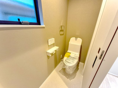 【洋室】 | 大東市深野　新築戸建て♪ | 【現地写真】
明かりが特徴の洋室。