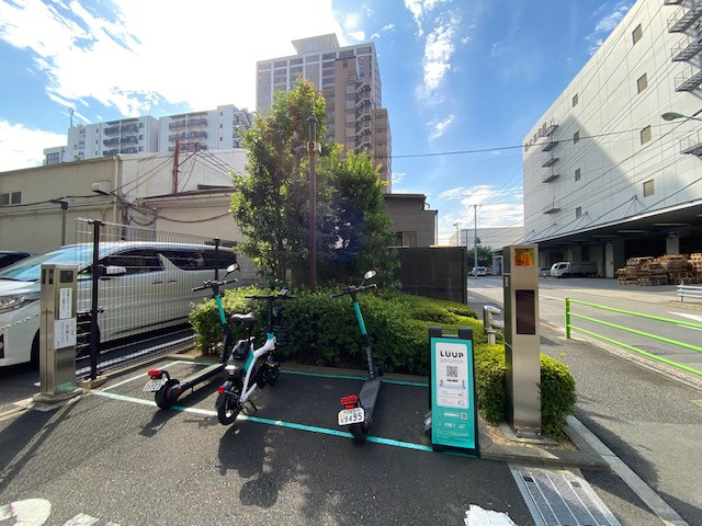 マンションの敷地内にあります、電動キックボード（LOOP設置場所）