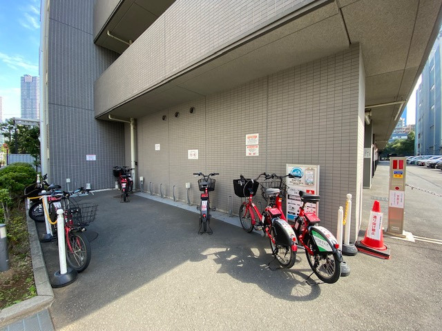 敷地内にドコモの自転車置き場基地があります。個人的にも意外と便利なので、使ってしまいがちです。