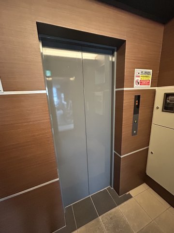 エフエルレジデンス心斎首府の玄関