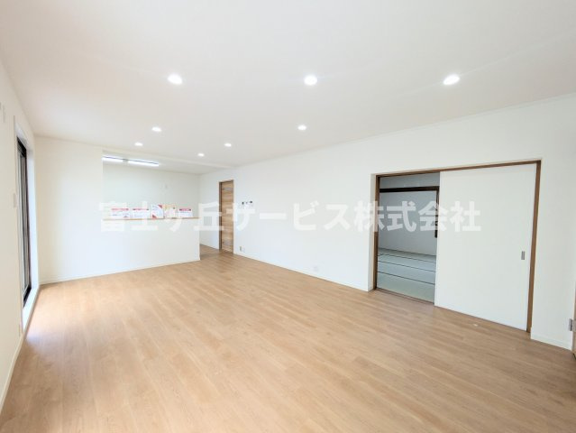 【居間・リビング】 | 浜松市中央区半田山3丁目 中古戸建て | リビングダイニングです