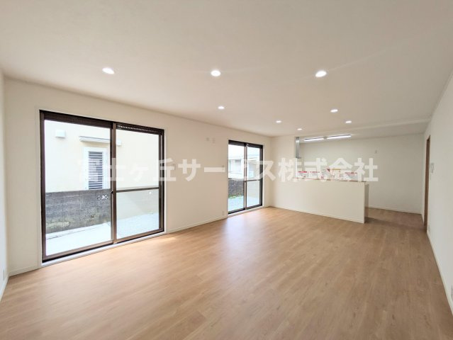 【居間・リビング】 | 浜松市中央区半田山3丁目 中古戸建て | リビングです