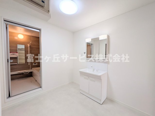 【脱衣所】 | 浜松市中央区半田山3丁目 中古戸建て | 脱衣場です