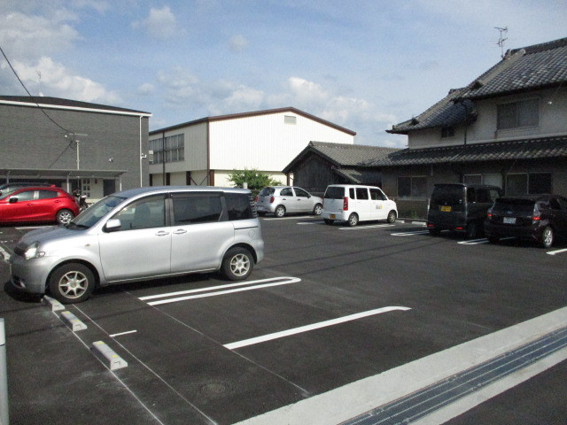 マリオ今国府町Aの駐車場
