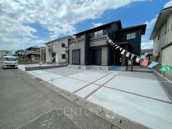 ブルーミングガーデン 高崎市吉井町長根3期1棟の前面道路含む現地写真|並列駐車可能な駐車場