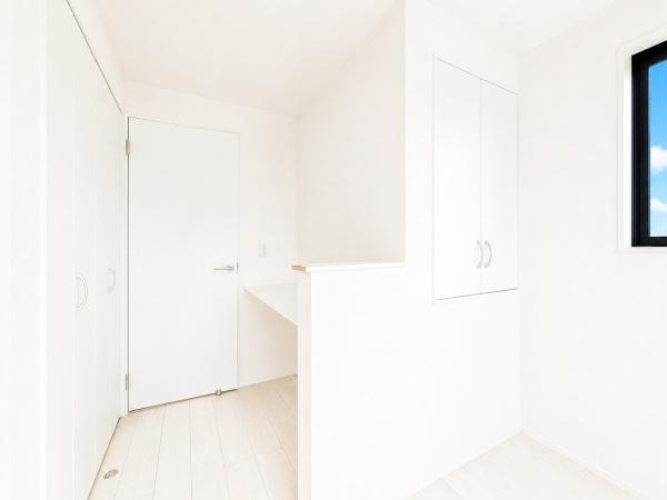 横浜市戸塚区舞岡町の新築一戸建の洋室|二面採光の明るく、落ち着きのある洋室！
休日はこちらでおくつろぎ下さい♪