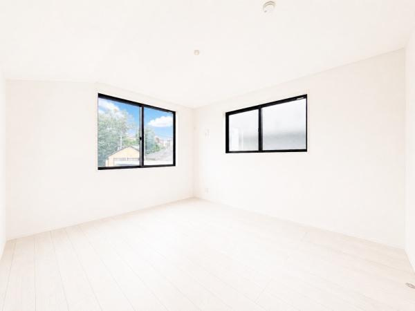 横浜市戸塚区舞岡町の新築一戸建の収納|WICでお部屋もスッキリと利用できます！
洋服以外にも収納できるのは嬉しいポイント！