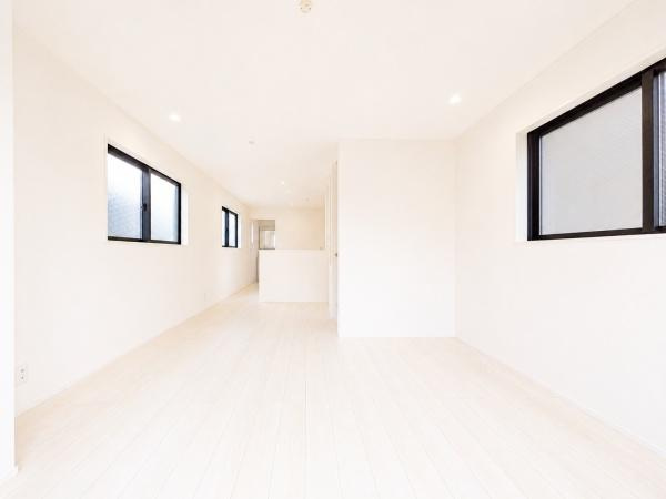 横浜市戸塚区舞岡町の新築一戸建の独立洗面台|お化粧もしやすい三面鏡付き独立洗面台、
収納もしっかりあり、洗剤などもしまっておけます。