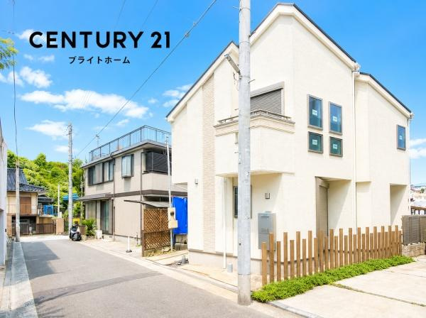 横浜市保土ケ谷区鎌谷町の新築一戸建の前面道路含む現地写真|周辺は落ち着いた街並みになります。
子育てにはぴったりの住環境♪
※外構及び植栽等はCGで加工しており実際とは異なります。