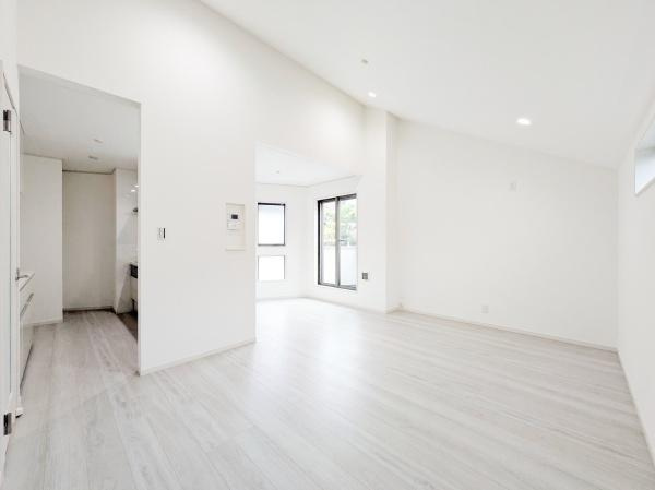 横浜市保土ケ谷区鎌谷町の新築一戸建の居間・リビング|自慢したくなるリビング！
形も良く家具の配置にも困りません。