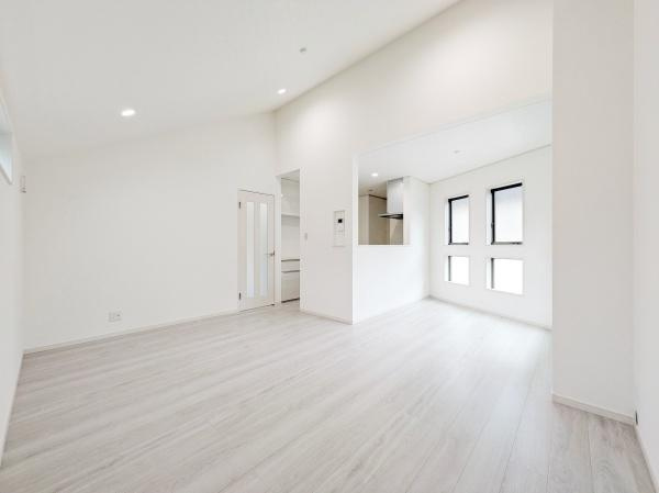 横浜市保土ケ谷区鎌谷町の新築一戸建の居間・リビング|対面式のキッチンはお料理中でも家族とのお話も弾みます。
