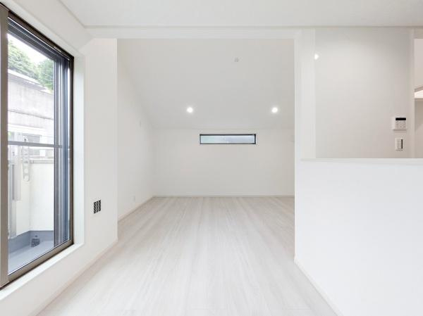 横浜市保土ケ谷区鎌谷町の新築一戸建の居間・リビング|窓からは明るい光が差し込みます！
電気をつけなくても明るいです。
