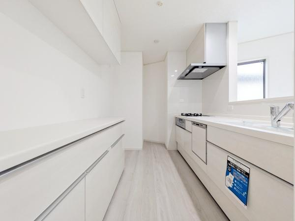 横浜市保土ケ谷区鎌谷町の新築一戸建のキッチン|カップボードなど収納豊富なキッチン。
ここまで収納スペースがあるとキッチン周りをきれいに保てますね！