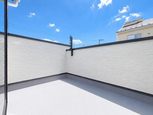 横浜市港南区上永谷６丁目の新築一戸建のバルコニー|陽当り良好のバルコニー！
風通しもよく気持ちいいです
