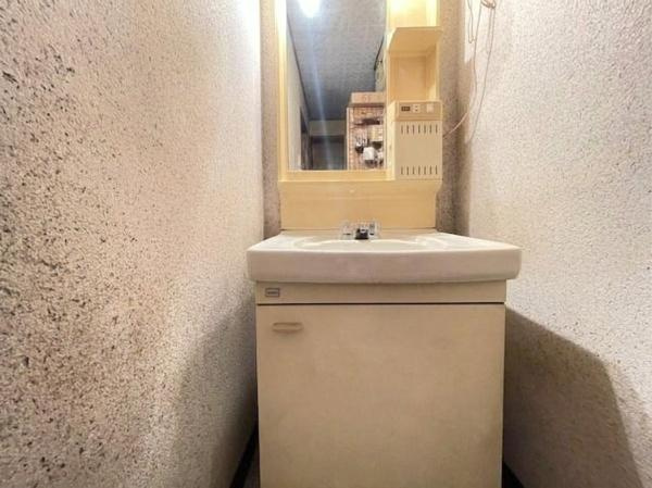 【独立洗面台】 | 守口市南寺方北通1丁目　中古テラスハウス | こちらの画像は、AIを用いて家具等を消しております。