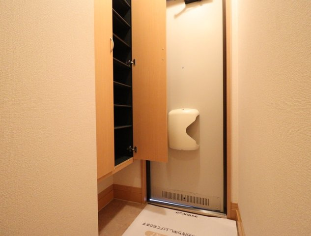 イーストヴィレッジ Aの玄関