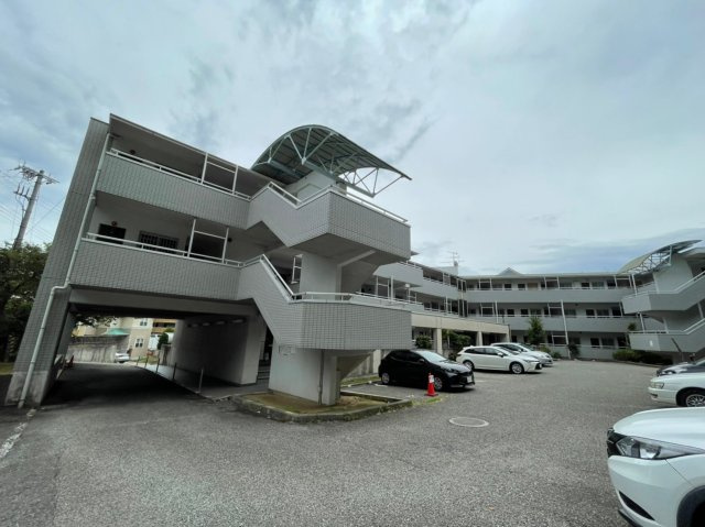 高倉山ハイツの駐車場
