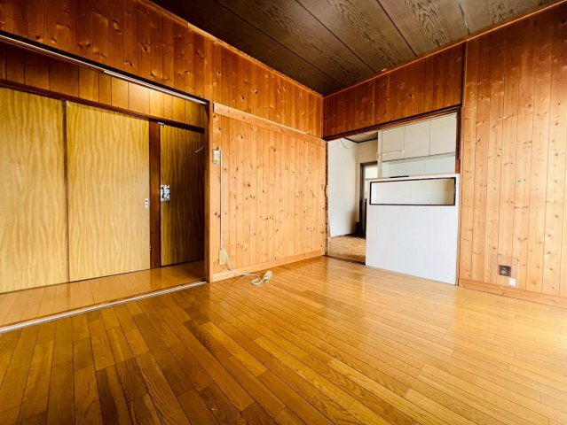玉津町今津戸建の居間・リビング