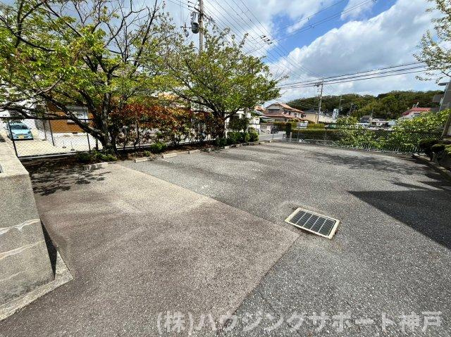 ブルーシャイン桃山の駐車場