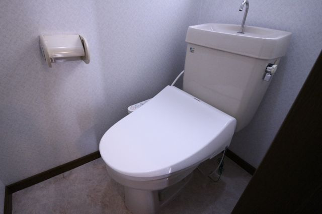塩屋台3丁目貸家のトイレ